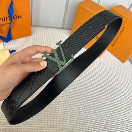 Louis Vuitton belt matching design uses high-quality electroplated hardware