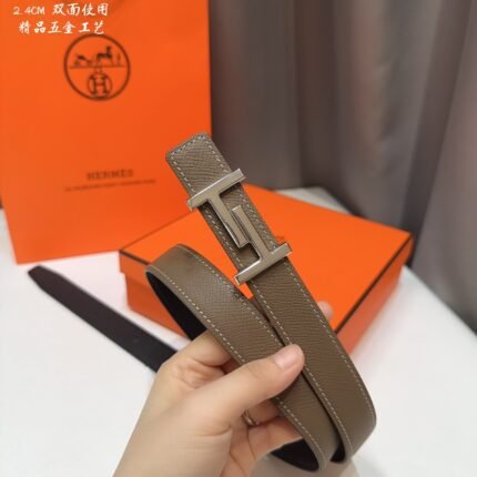 HERMÈS is equipped with a pure steel buckle, which feels comfortable and has a very good wearing effect. (复制)