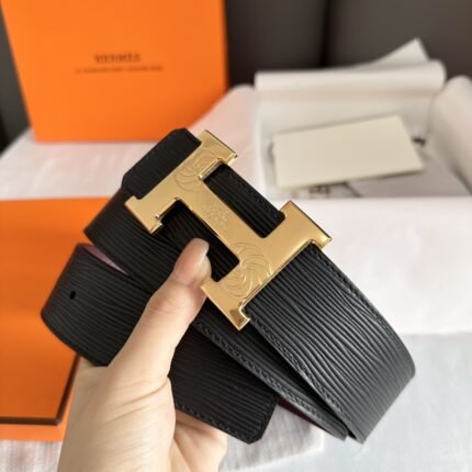 HERMÈS is equipped with a pure steel buckle, which feels comfortable and has a very good wearing effect. (复制)