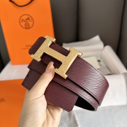 HERMÈS is equipped with a pure steel buckle, which feels comfortable and has a very good wearing effect. (复制)