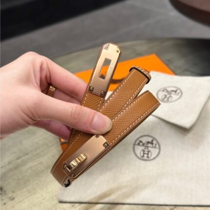 HERMÈS is equipped with a pure steel buckle, which feels comfortable and has a very good wearing effect. (复制)