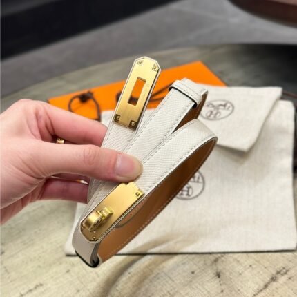 HERMÈS is equipped with a pure steel buckle, which feels comfortable and has a very good wearing effect. (复制)