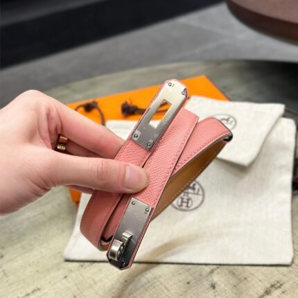 HERMÈS is equipped with a pure steel buckle, which feels comfortable and has a very good wearing effect. (复制)