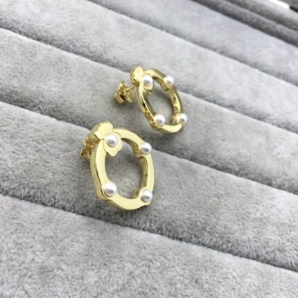 Earrings are versatile and personalized, suitable for wearing in various places and fashionable