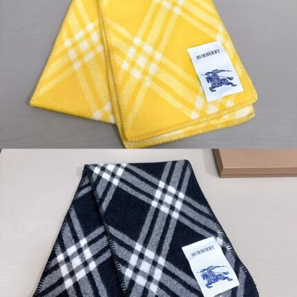 Cashmere scarf gift box packaging  size：180cm*30cm Burberry cashmere scarf The gentlest color plaid scarf Super soft and comfortable upper body !