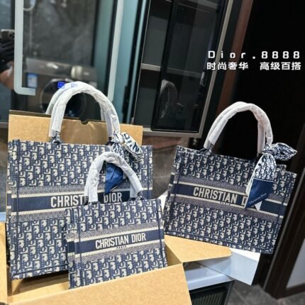 Embroidered shopping bag, combining two different styles of handsomeness and elegance. The bag features a fully embroidered design with double layered original materials on both the inside and outside