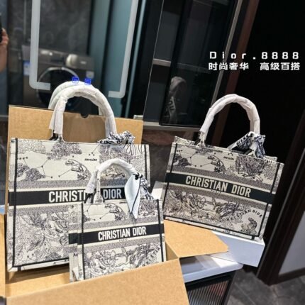 Embroidered shopping bag, combining two different styles of handsomeness and elegance. The bag features a fully embroidered design with double layered original materials on both the inside and outside