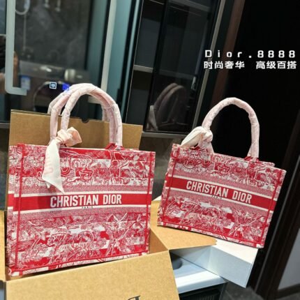 Embroidered red shopping bag, combining two different styles of handsomeness and elegance. The bag features a fully embroidered design with double layered original materials on both the inside and outside