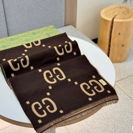 Gift box packaging  Original cashmere scarf size：45*190cm Gucci's flagship cashmere scarf ,An unbeatable and easy to sell product ????