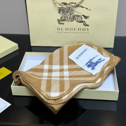 Gift bag with box  size：30*180cm Cool down! I really need a scarf at night ???? Burberry Ace Scarf !The first scarf that must be planted with grass ????