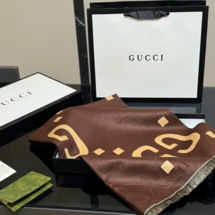 Gift bag with box  size：45*190cm Cool down! I really need a scarf at night ???? Gucci Ace Scarf ! The first scarf that must be planted with grass ????