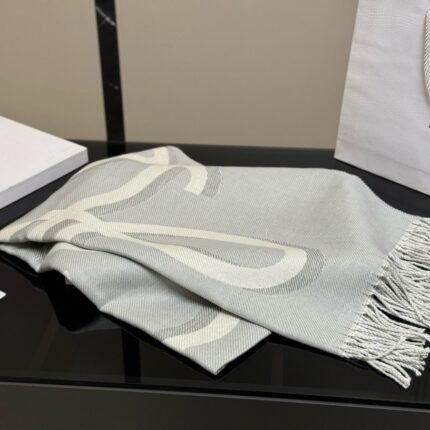 Gift bag with box  size：45*190cm Cool down! I really need a scarf at night ???? Luoyiwei Ace Scarf  ????