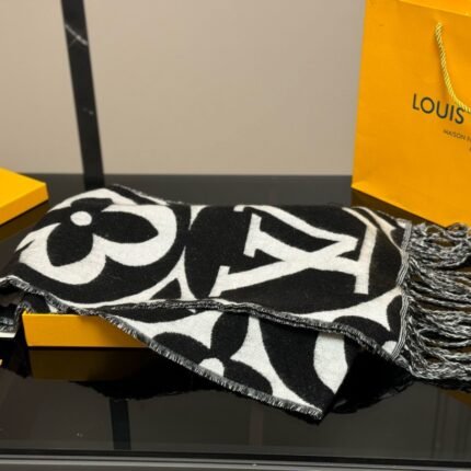 Gift bag with box  size：30*180cm Cool down! I really need a scarf at night ???? Lv Ace Scarf  ????
