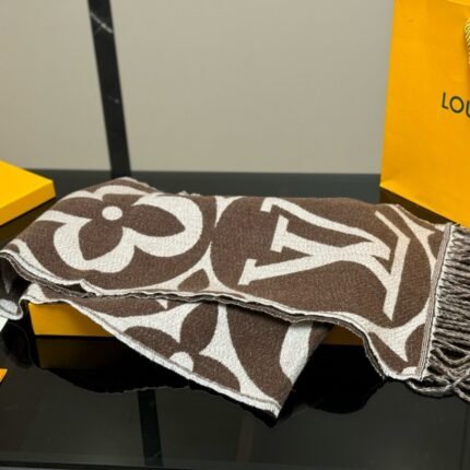 Gift bag with box  size：30*180cm Cool down! I really need a scarf at night ???? Lv Ace Scarf  ????