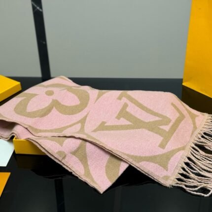 Gift bag with box  size：30*180cm Cool down! I really need a scarf at night ???? Lv Ace Scarf ????