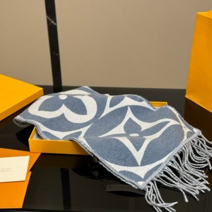 Gift bag with box  size：30*180cm Cool down! I really need a scarf at night ???? Lv Ace Scarf ，the first scarf that must be planted with grass ????