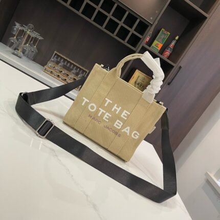 Fashionable and versatile camera bag with high-end elements, suitable for daily travel and gatherings