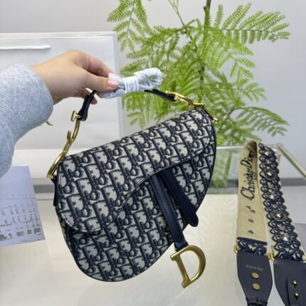 Old flower saddle bag with shoulder broadband, of good quality, suitable for daily travel and gatherings