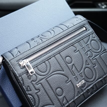 The iconic product of the crossbody single shoulder backpack, which is timeless and timeless, is made of pure original cowhide and top-notch hardware. It is a non market ordinary version with very high practicality. You don't have to worry about wearing it with a complete set of packaging gift boxes