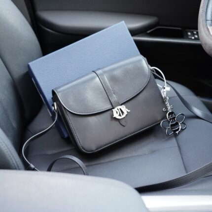 The iconic product of the crossbody single shoulder backpack, which is timeless and timeless, is made of pure original cowhide and top-notch hardware. It is a non market ordinary version with very high practicality. You don't have to worry about wearing it with a complete set of packaging gift boxes