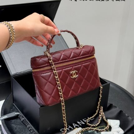 Chanel 5c popular item, lunch box bag, enamel woven handle makeup bag, moderate size, very exquisite and cute