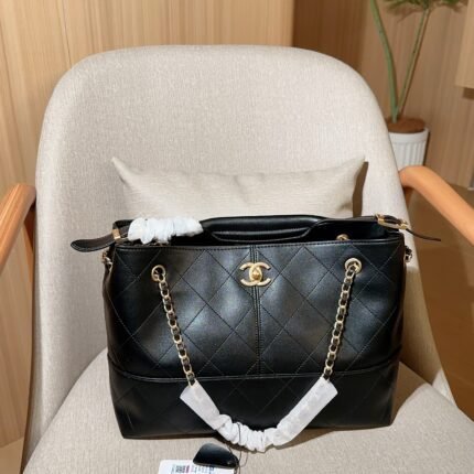Chanel's new product, the 25A tote bag, can be used as a shopping bag for both hands and armpits