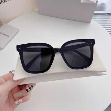 Gentle Monster GM HER Sunglasses: Chic Square Frames, Timeless Appeal